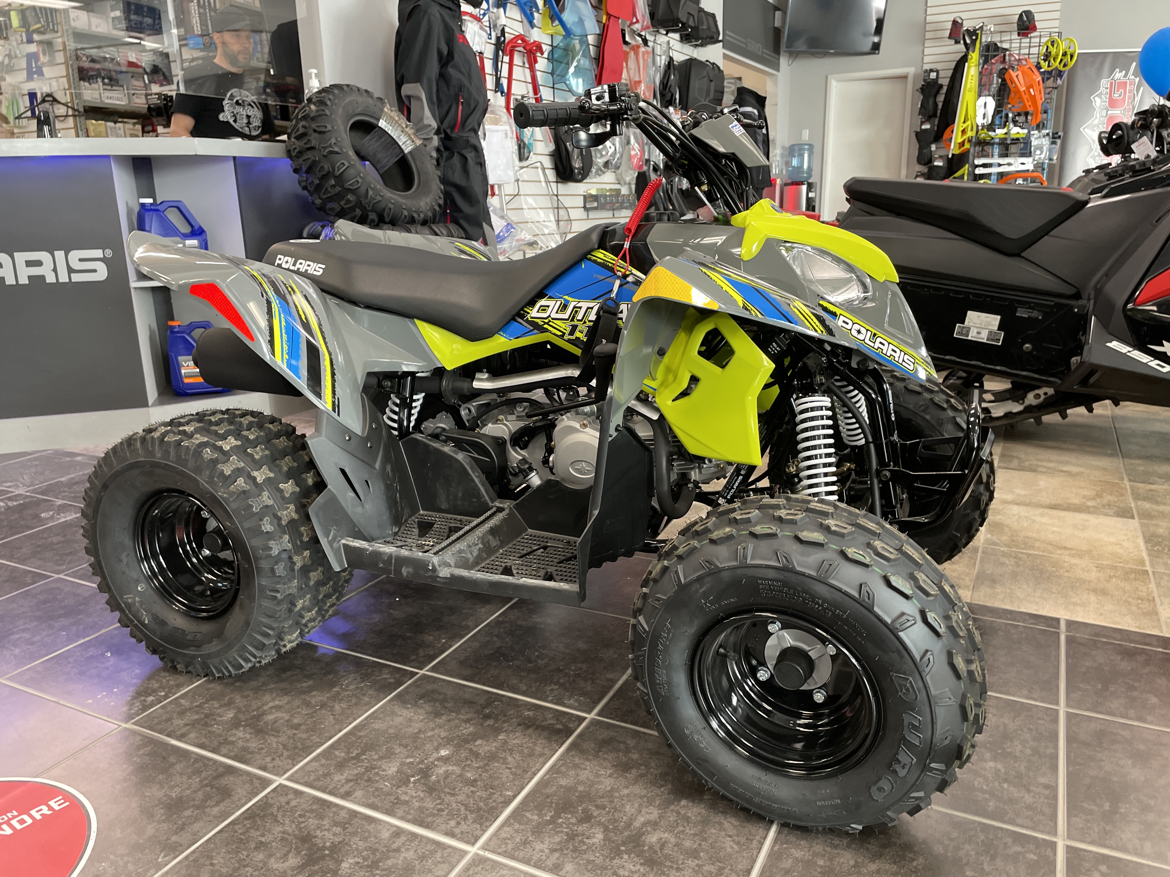 Boutique de la Moto à Matane 2023 POLARIS OUTLAW 110 EFI - AVALANCHE GRAY / LIME